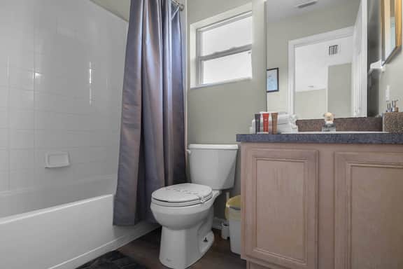6 Bedrooms/ 3.5 Bathrooms/ Lake Berkley (4700 PL)