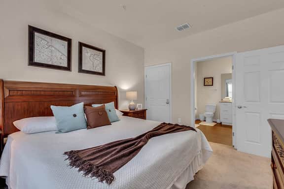 4 Bedrooms / 3 Bathrooms / Lucaya Village (23-101)