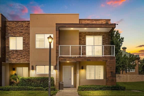 4 Bedrooms/4.5 Baths/ Magic Village Yards (7633RD)