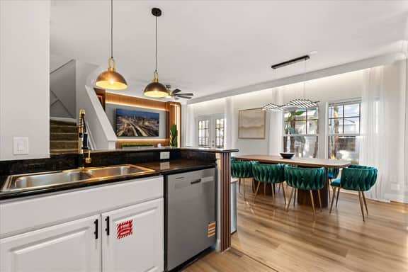 4 Bedrooms/ 3 Bathrooms/ Lucaya Village (8-101)