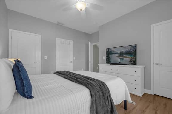 4 Bedrooms / 3 Bathrooms/ Paradise (2913BP)