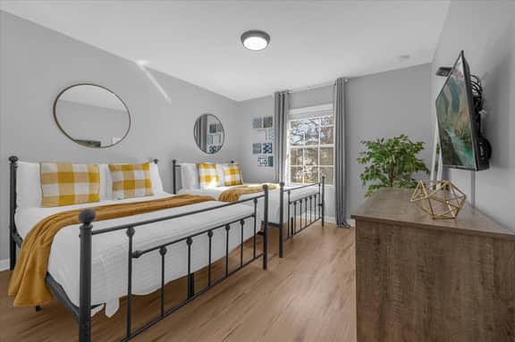 4 Bedrooms / 3 Bathrooms/ Paradise (2913BP)