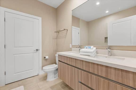 3 Bedrooms/ 3.5 Bathrooms/ Magic Village (7477 BD)