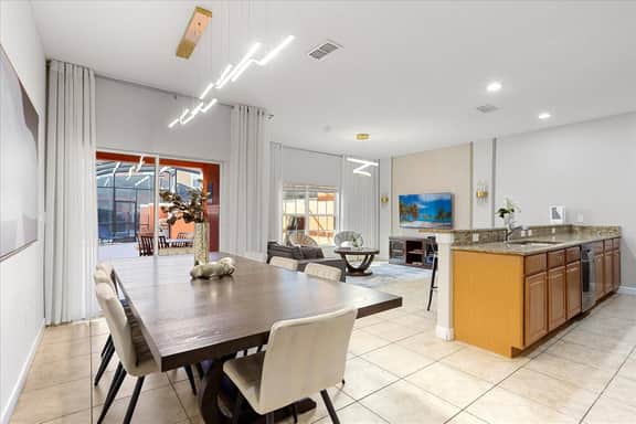 4 Bedrooms / 3 Bathrooms / Paradise Palms (8974 MP)