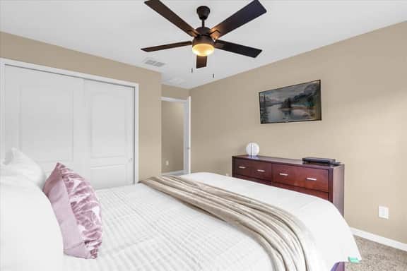 4 Bedrooms / 3 Bathrooms / Paradise Palms (8977CP)