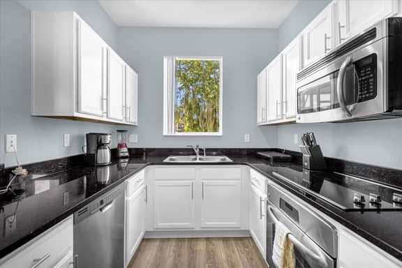 3 Bedrooms / 3 Bathrooms / Regal Oaks  (5714 DD)