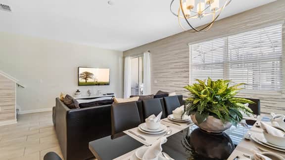 5 Bedrooms / 4 Bathrooms / Storey Lake (4813 ML)