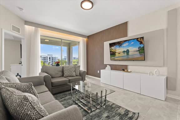 3 Bedrooms / 2 Bathrooms / Storey Lake (3180-308)