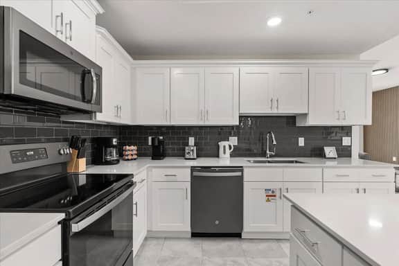 3 Bedrooms / 2 Bathrooms / Storey Lake (3180-308)
