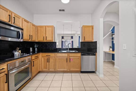 3 Bedrooms/ 2.5 Bathrooms/ Regal Oaks (5716 DD)