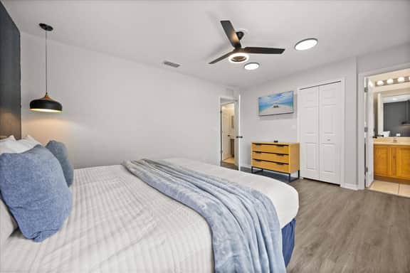 3 Bedrooms/ 2.5 Bathrooms/ Regal Oaks (5716 DD)