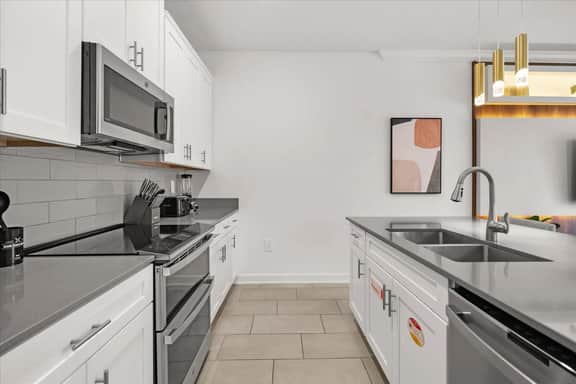 4 Bedrooms / 3 Bathrooms / Storey Lake (2673SS)