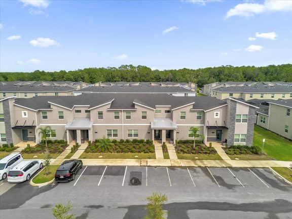 4 Bedrooms / 3 Bathrooms / Storey Lake (2673SS)