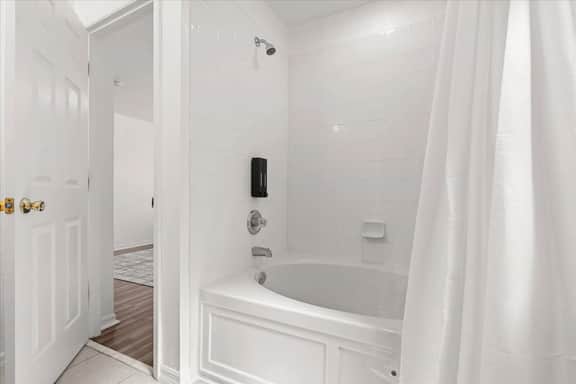 4 Bedrooms/ 3 Bathrooms / Regal Palms (4224 CA)