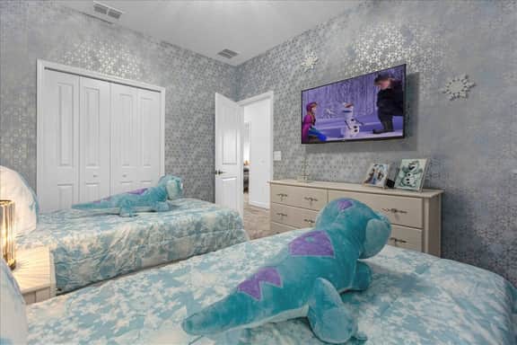 6 Bedrooms / 5 Bathrooms / Storey Lake (2664SS)