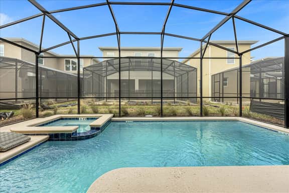 6 Bedrooms / 5 Bathrooms / Storey Lake (2664SS)