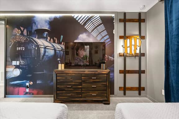 7 Bedrooms / 6.5 Bathrooms / Solara (1604 HG)