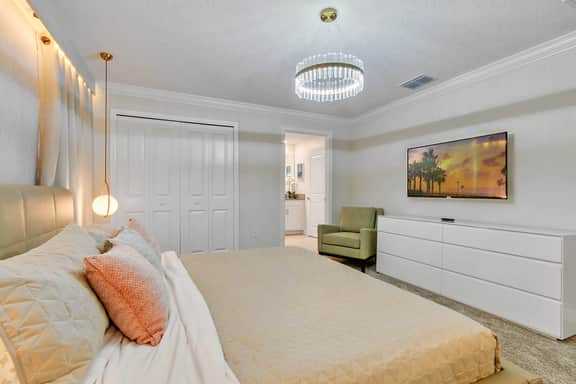 4 Bedrooms/3 Bathrooms/ Storey Lake (2849SS)