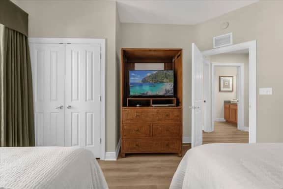 3 Bedrooms / 2 Bathrooms / Reunion (7697-101HC)