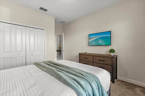 6 Bedrooms/ 5 Bathrooms/ Storey Lake (2771BD)