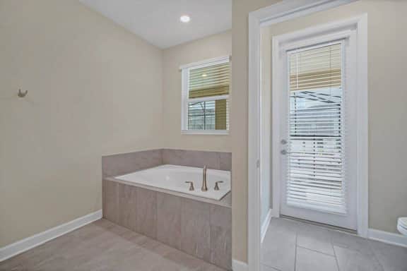 9 bedrooms/ 5 Bathrooms/ Storey Lake (2854 BD)