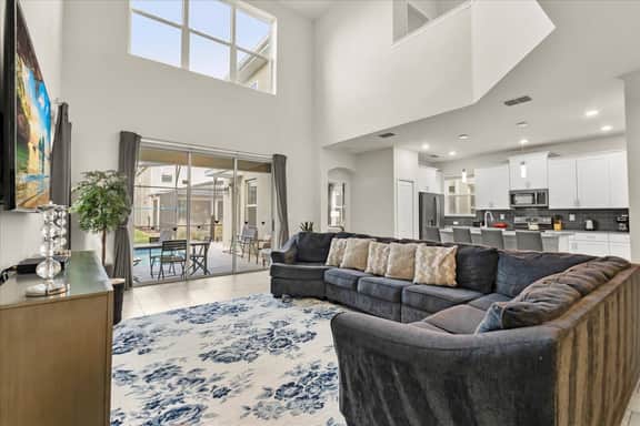 5 Bedrooms / 5 Bathrooms / Storey Lake (2762BD)