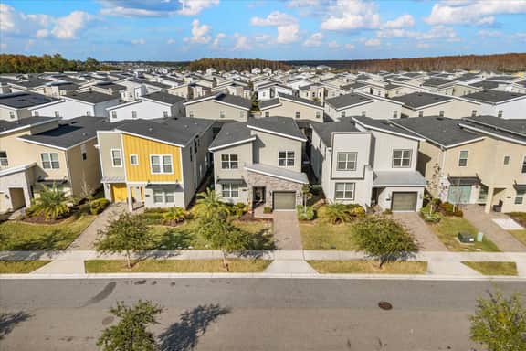 5 Bedrooms / 5 Bathrooms / Storey Lake (2762BD)