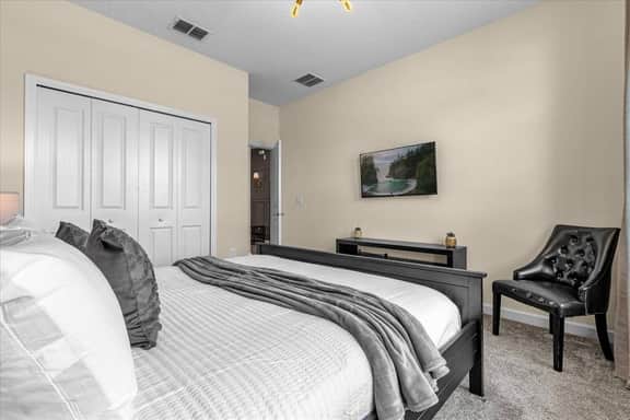 6 Bedrooms/ 5 Bathrooms/ Storey Lake (2809 BD)