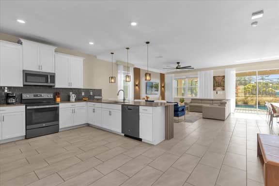 9 Bedrooms/ 5 Bathrooms/ Storey Lake (2742OW)