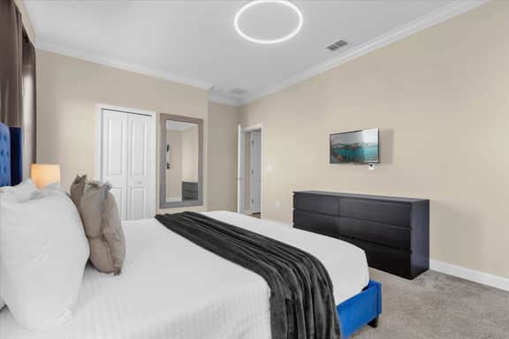 9 Bedrooms/ 5 Bathrooms/ Storey Lake (2742OW)
