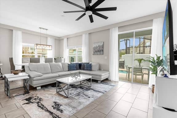 5 Bedrooms/ 4 Bathrooms/ Storey Lake (3019PL)