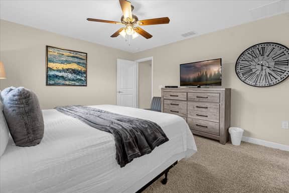4 Bedrooms/ 3 Bathrooms/ Storey Lake (3075 PP)