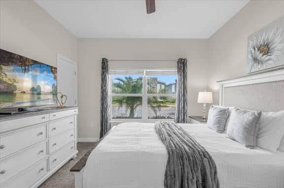 4 Bedrooms/3 Bathrooms/ Storey Lake (2885SS)