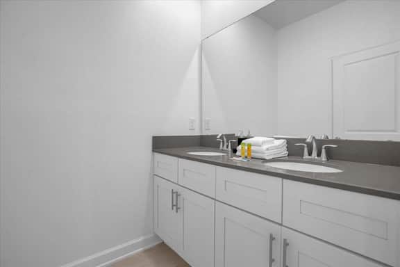 5 Bedrooms/ 4 Bathrooms/ Storey Lake (4198 PD)
