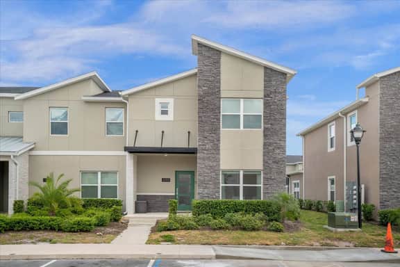 5 Bedrooms/ 4 Bathrooms/ Storey Lake (4198 PD)