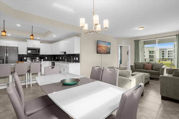 3 Bedrooms/ 2 Bathrooms/ Storey Lake (3120-208 PC)