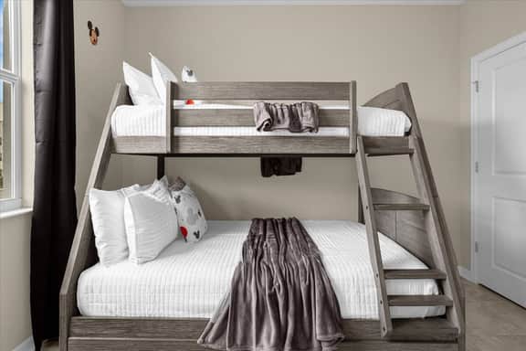 3 Bedrooms/ 2 Bathrooms/ Storey Lake (3120-208 PC)