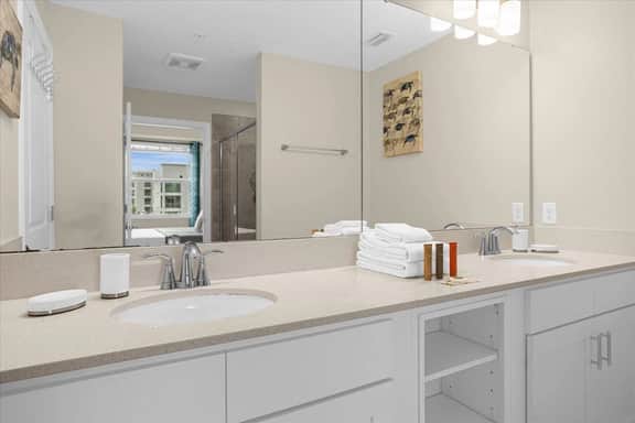 3 Bedrooms/ 2 Bathrooms/ Storey Lake (3120-208 PC)