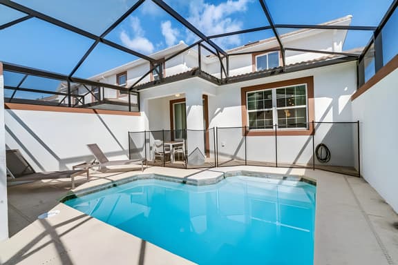 5 Bedrooms / 4 Bathrooms / Storey Lake (4824 ML)