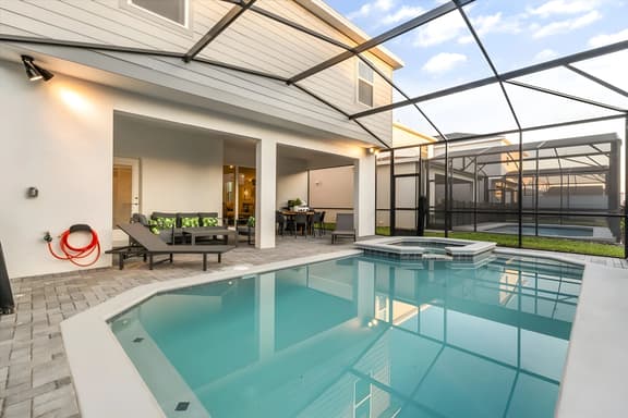 7 Bedrooms/ 4.5 Bathrooms/ Windsor Cay (15794 CC)