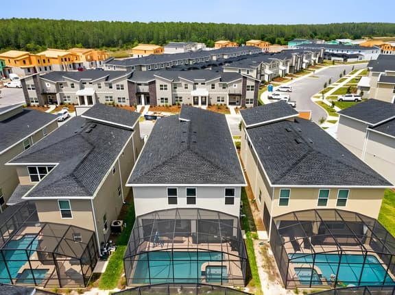 6 Bedrooms/ 5 Bathrooms/ Storey Lake (4286 PD)