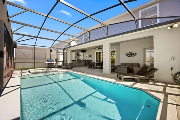 8 Bedrooms / 6 Bathrooms / Windsor Cay (15911CC)