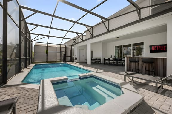 8 Bedrooms/ 6 Bathrooms/ Windsor Cay (16256 SM)