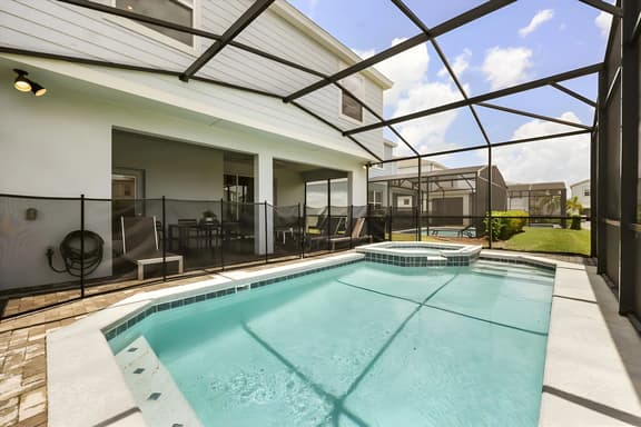 6 Bedrooms/ 4.5 Bathrooms/ Windsor Island (1817SD)