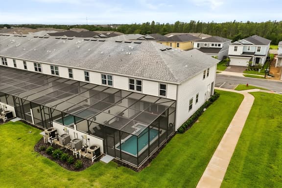5 Bedrooms/ 4.5 Bathrooms/ Windsor Cay (16142 CC)
