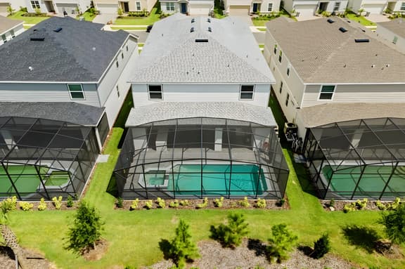 10 Bedrooms/ 8 Bathrooms/ Windsor Cay (16267 SK)