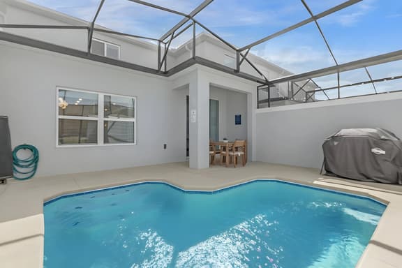 5 Bedrooms/ 4 Bathrooms/ Storey Lake (4375 SL)