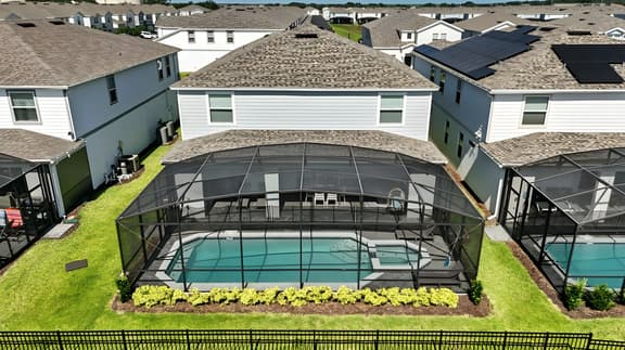 8 Bedrooms/ 6 Bathrooms/ Windsor Island (3707 LA)