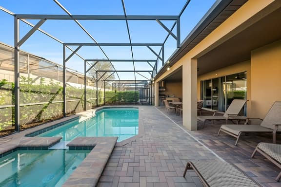 8 Bedrooms/ 6 Bathrooms/ Windsor Westside (2129MT)