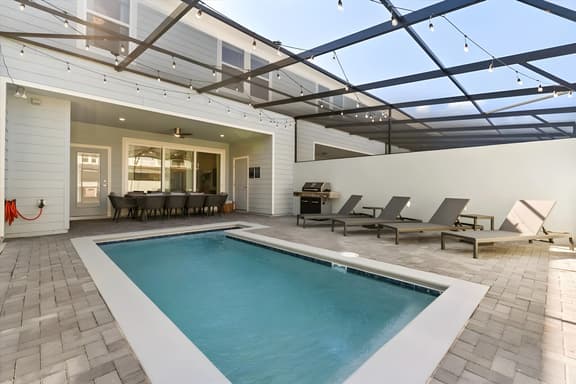 5 Bedrooms/ 4.5 Bathrooms/ Windsor Cay (16202 CC)